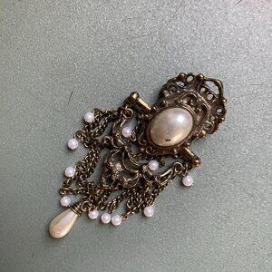 Vintage Brooch with chainlink and pearl detail